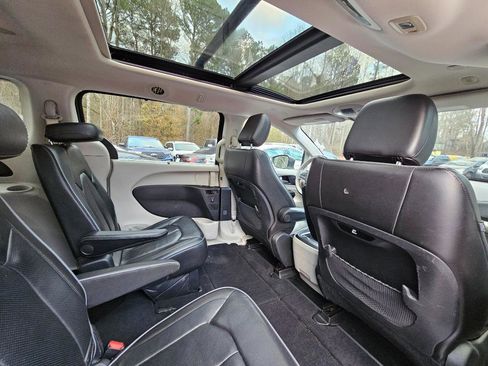 Used 2020 Chrysler Pacifica Limited image 36