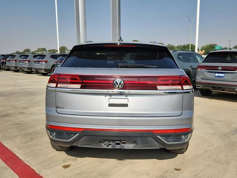 Certified 2025 Volkswagen Atlas Cross Sport SE FWD image 6