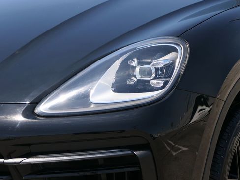 Used 2019 Porsche Cayenne w/ Premium Package AWD/4WD image 9