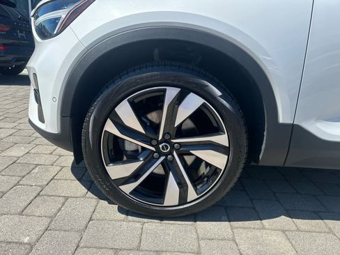 Used 2025 Volvo XC40 B5 Ultra AWD/4WD image 4
