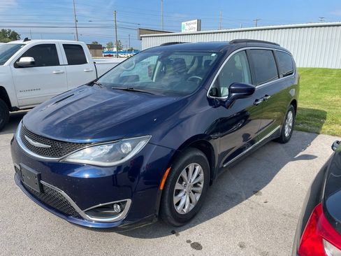 Used 2017 Chrysler Pacifica Touring-L FWD image 2