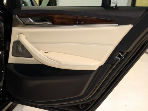 Used 2018 BMW M550i xDrive image 61