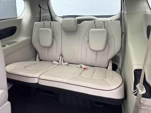 Used 2020 Chrysler Pacifica Limited w/ Advanced Safetytec Group image 17