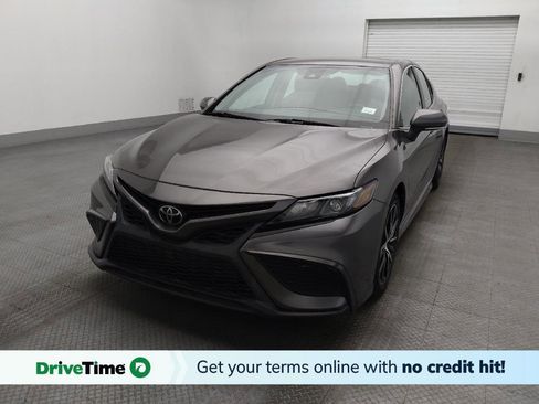 Used 2022 Toyota Camry SE image 1