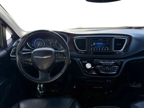 Used 2020 Chrysler Pacifica Touring-L FWD image 25