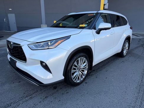 Used 2023 Toyota Highlander Platinum AWD/4WD image 1