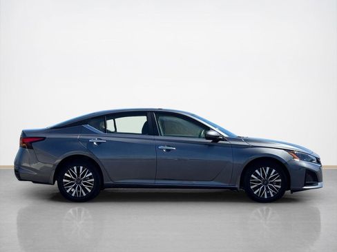 Used 2023 Nissan Altima 2.5 SV w/ SV Premium Package AWD/4WD image 9