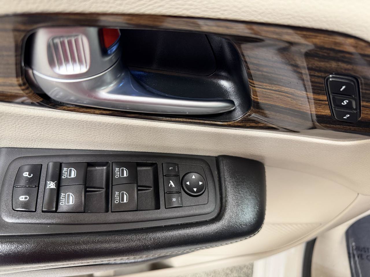 Used 2023 Chrysler Pacifica Limited FWD image 13