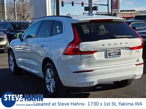 Used 2022 Volvo XC60 B5 Momentum image 3
