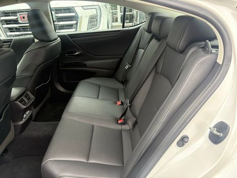 Used 2022 Lexus ES 350 w/ Premium Package FWD image 10