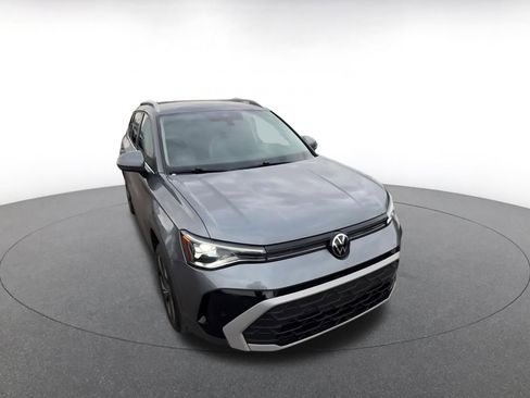 Used 2025 Volkswagen Taos SE image 3