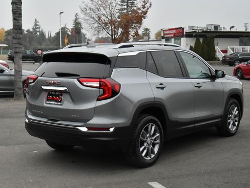 Used 2024 GMC Terrain SLT image 8