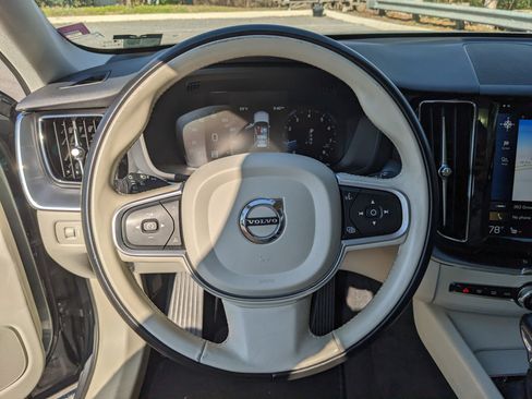 Used 2020 Volvo XC60 T6 Momentum image 12