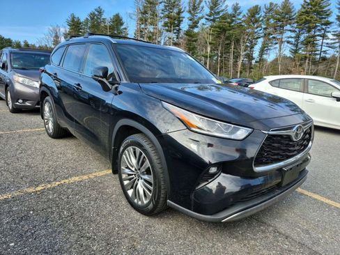 Used 2022 Toyota Highlander Platinum image 2