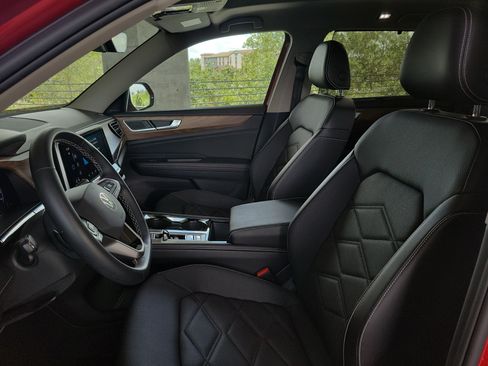 Used 2024 Volkswagen Atlas SE w/ Panoramic Sunroof Package FWD image 16