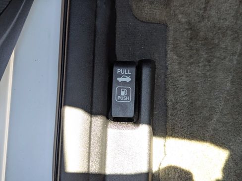 Used 2012 Nissan Sentra 2.0 SR w/ Convenience Pkg FWD image 21