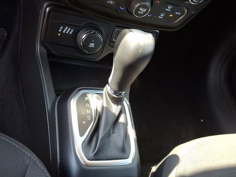 Used 2023 Jeep Renegade Latitude AWD/4WD image 27
