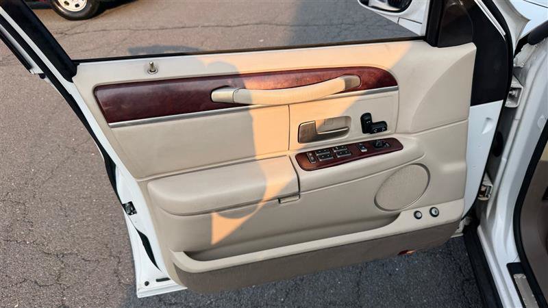 Used 2003 Lincoln Town Car Executive RWD image 6