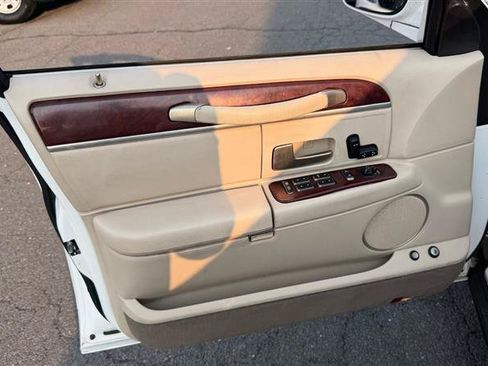 Used 2003 Lincoln Town Car Executive RWD image 6