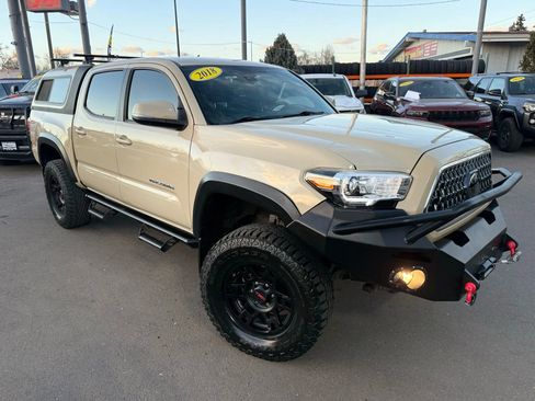 Used 2018 Toyota Tacoma TRD Off-Road image 3