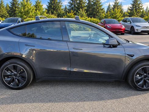 Used 2024 Tesla Model Y Long Range AWD/4WD image 4