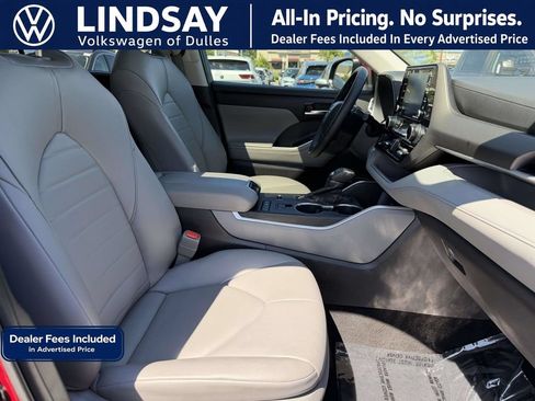 Used 2022 Toyota Highlander XLE FWD image 12