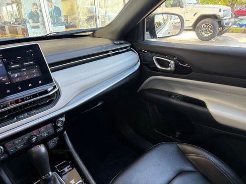 Used 2025 Jeep Compass Limited image 35