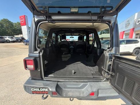 Used 2018 Jeep Wrangler Unlimited Sahara w/ Cold Weather Group AWD/4WD image 15