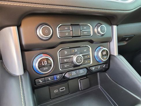 Used 2022 GMC Yukon SLT w/ SLT Luxury Package image 30