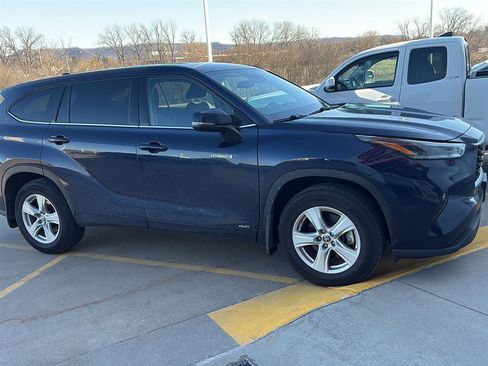 Used 2021 Toyota Highlander LE image 16