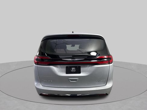 Used 2023 Chrysler Pacifica Limited FWD image 33