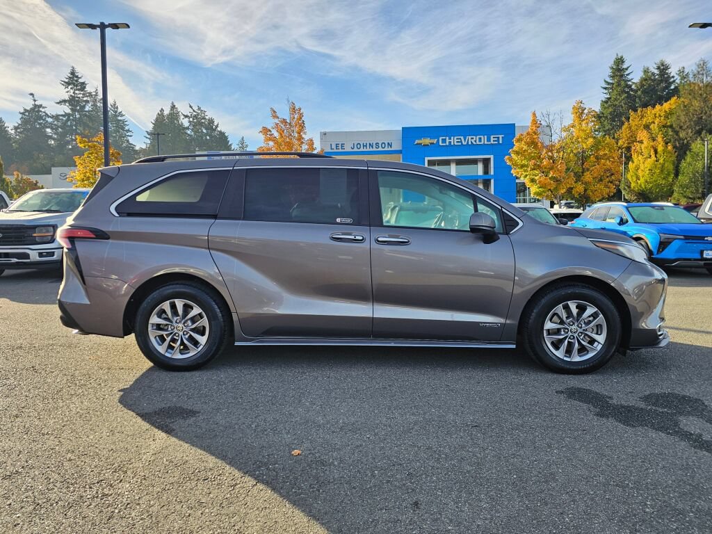Used 2021 Toyota Sienna XLE FWD image 4