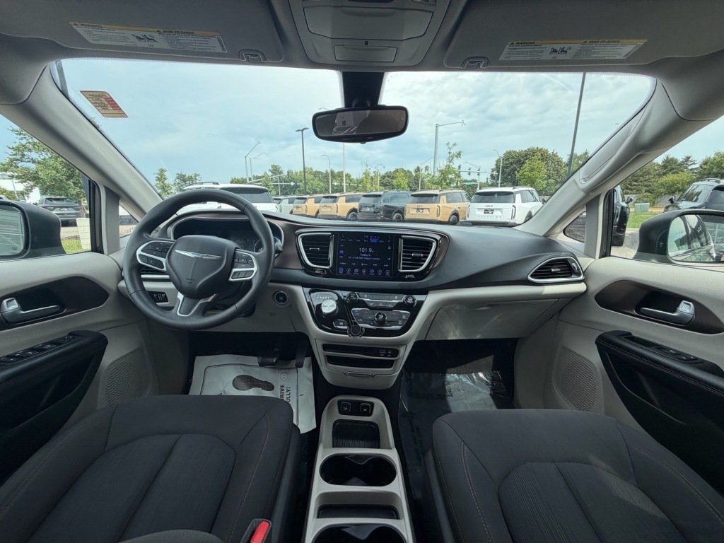 Used 2017 Chrysler Pacifica Touring FWD image 9