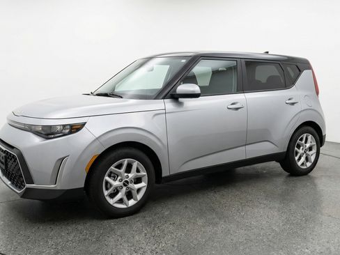 Used 2025 Kia Soul LX w/ LX Technology Package FWD image 3
