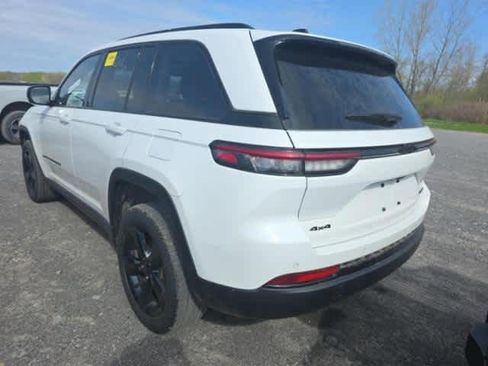 Used 2023 Jeep Grand Cherokee Limited w/ Black Appearance Package AWD/4WD image 4