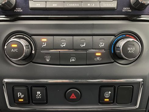 Used 2024 Nissan Titan SV image 34