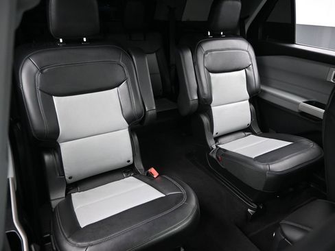 Used 2022 Ford Explorer XLT w/ Equipment Group 202A image 33