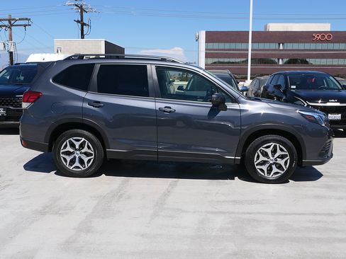 Used 2023 Subaru Forester Premium AWD/4WD image 2