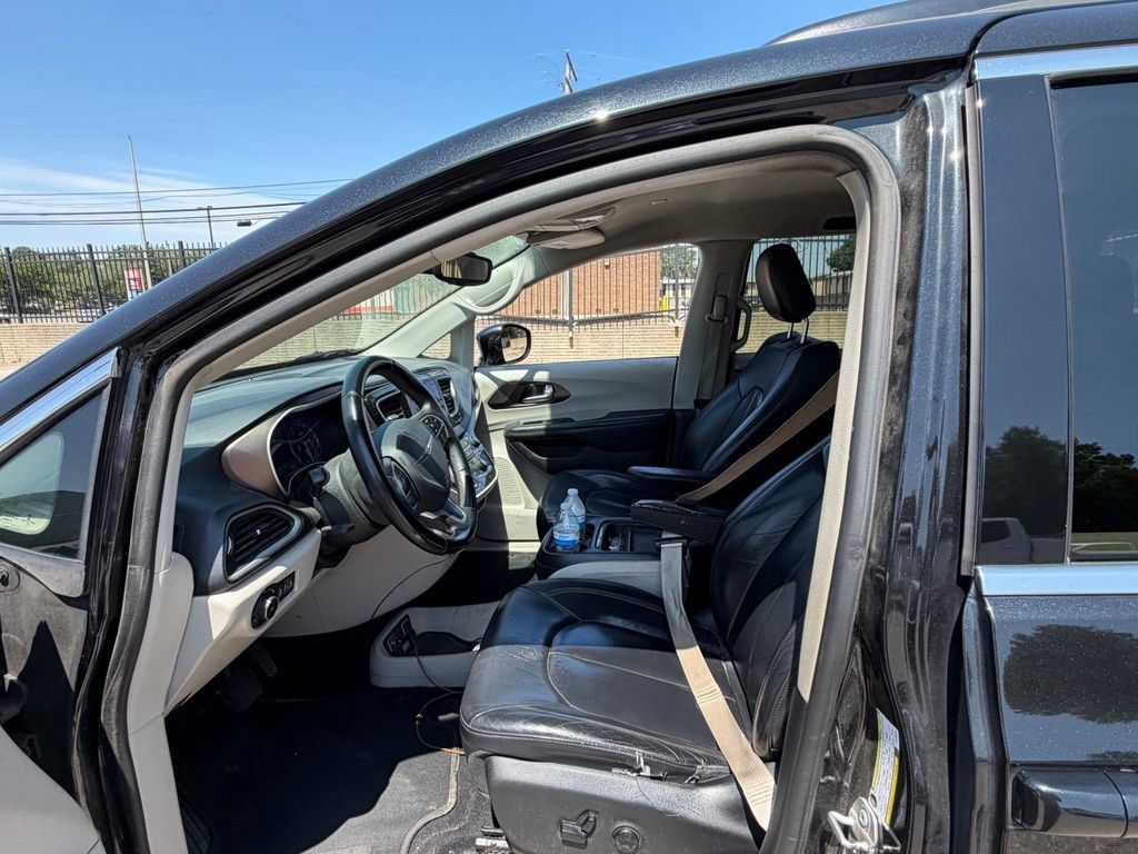 Used 2017 Chrysler Pacifica Touring-L w/ Tire & Wheel Group FWD image 9