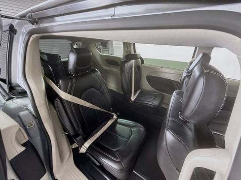 Used 2024 Chrysler Pacifica Touring-L FWD image 27