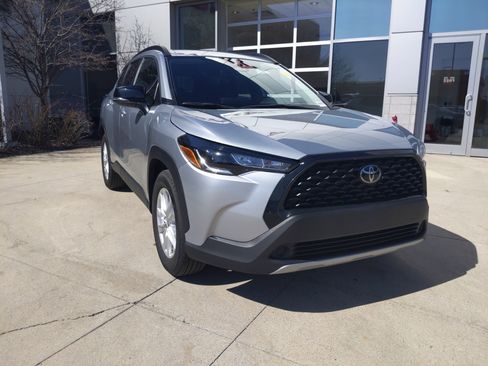 Used 2025 Toyota Corolla Cross LE image 2