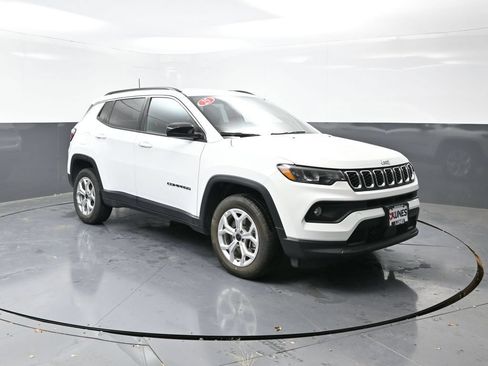 Used 2025 Jeep Compass Latitude AWD/4WD image 4