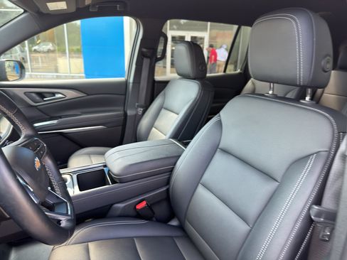 Used 2025 Chevrolet Traverse LT FWD image 24