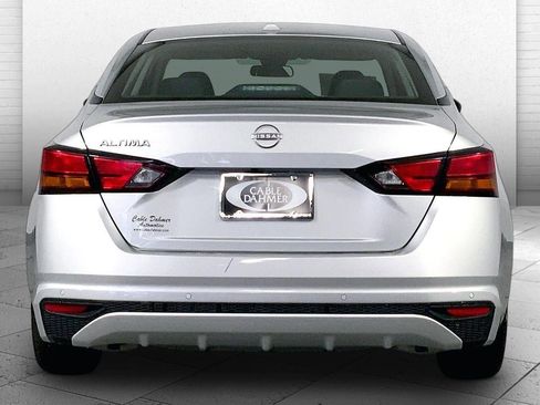Used 2025 Nissan Altima 2.5 SV FWD image 3