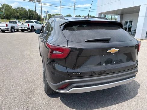 Used 2025 Chevrolet Trax LT FWD image 24
