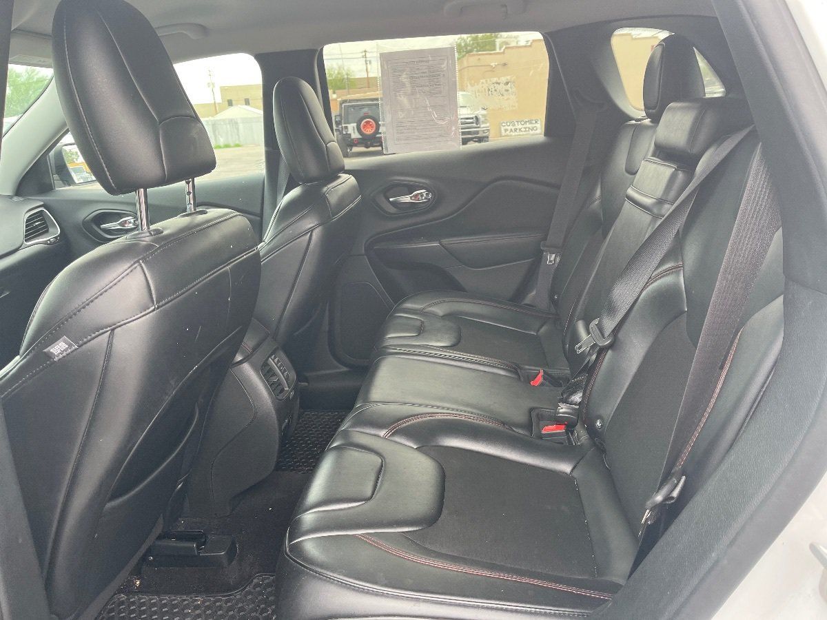 Used 2019 Jeep Cherokee Trailhawk w/ Comfort/Convenience Group AWD/4WD image 13
