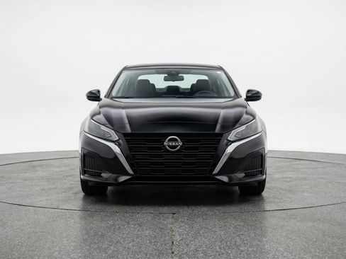 Used 2025 Nissan Altima 2.5 SV image 2