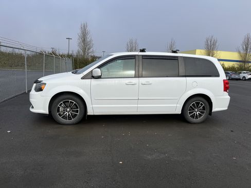 Used 2015 Dodge Grand Caravan SXT image 2