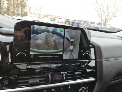 Used 2025 Nissan Pathfinder Platinum image 28