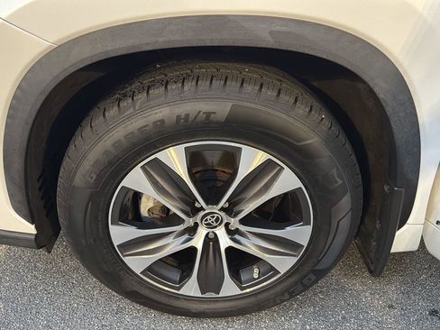 Certified 2022 Toyota Highlander XLE image 32